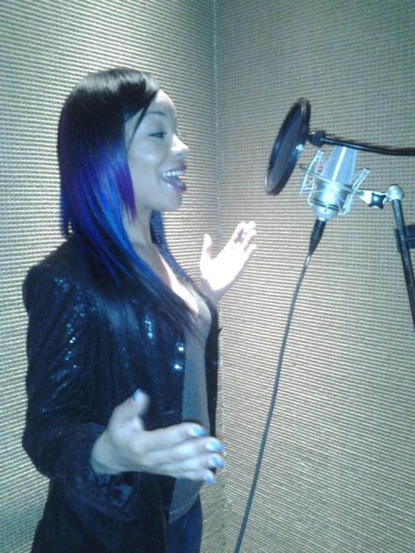 A picture of Letesha Marrow singing.